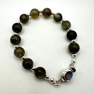 NWOT Stunning 10mm Labradorite and 925 accent beaded bracelet w/ faceted clasp!